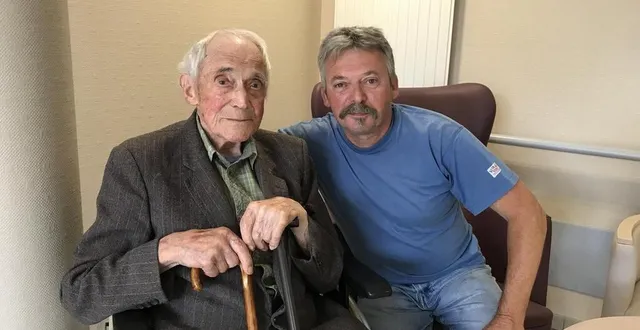 photo  christophe lhomer, 61 ans, vient rendre visite à son père andré lhomer, 100 ans, tous les jours à l’ehpad horizon de saint-georges-des-groseillers, dans l’orne  &copy;  ouest-france 