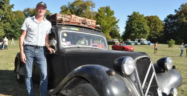 photo  philippe bourgoin est venu du bailleul avec sa traction, une citroën 11 b, de 1954.  &copy;  le maine libre 