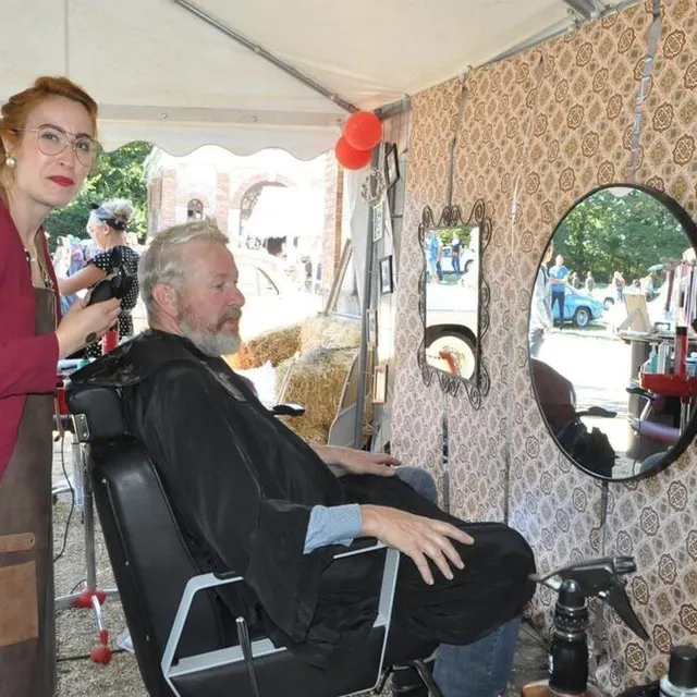 photo le salon de coiffure vintage a beaucoup plu. patrick, un juignéen, a pris rendez-vous !  ©  le maine libre