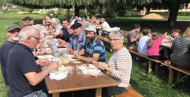 photo  un pique-nique pour 54 bénévoles des trois communes au bord du plan d’eau de chantenay-villedieu.  &copy;  le maine libre 