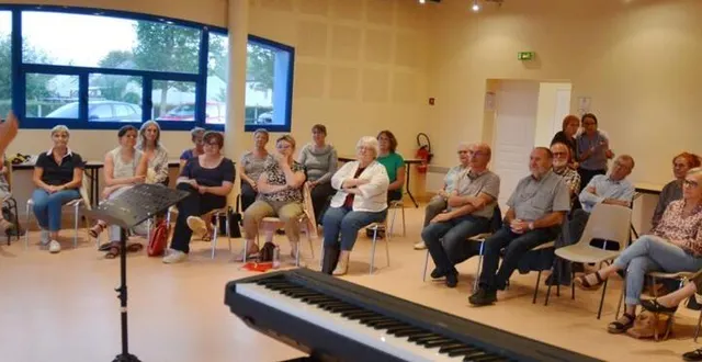 photo  laurence alligon (à gauche) face aux choristes.  &copy;  ouest-france 