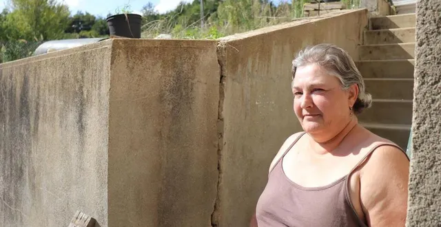 photo  nathalie dugenetay, habitante de la flèche, s’inquiète de voir d’importantes fissures apparaître sur les murs de sa maison, sur sa terrasse ou encore sur des murets.  &copy;  ouest-france 