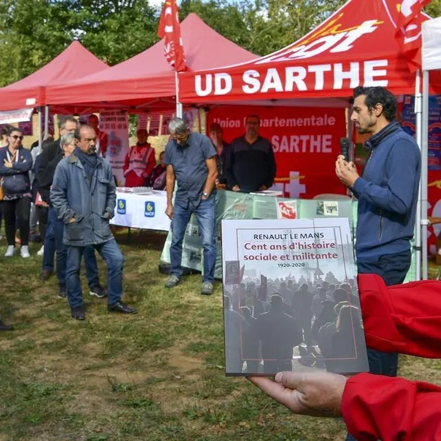 photo dimanche 18 septembre à souligné-flacé, emeric tellier, au micro, présente « renault le mans – cent ans d’histoire sociale et militante » devant le leader de la cgt philippe martinez.  ©  le maine libre – yvon loue