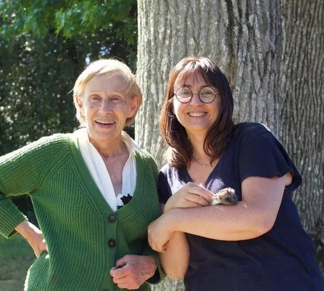 photo hélène de romans ( à gauche ) et cécile, bénévole, posent ici dans le parc du château de martreil à saint christine dans la commune de chemillé en anjou. cette dernière tient dans ses bras, un choupissson, l’autre nom du bébé hérisson.  ©  ouest-france