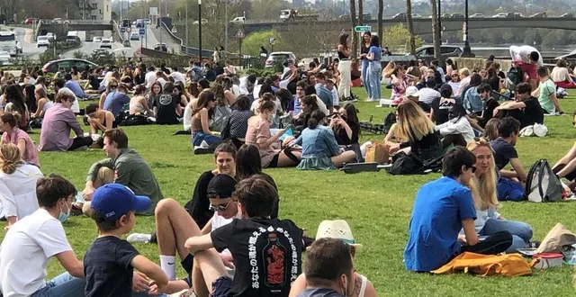 photo  aux beaux jours, en fin de journée, l’esplanade cœur-de-maine rassemble la jeunesse angevine qui profite de l’endroit pour boire des verres et profiter des lieux.  &copy;  archives ouest-france 