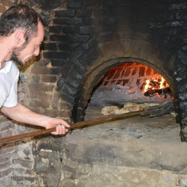 photo fabrication du pain à l'ancienne dans le four à bois de la ferme.  ©  ouest-france