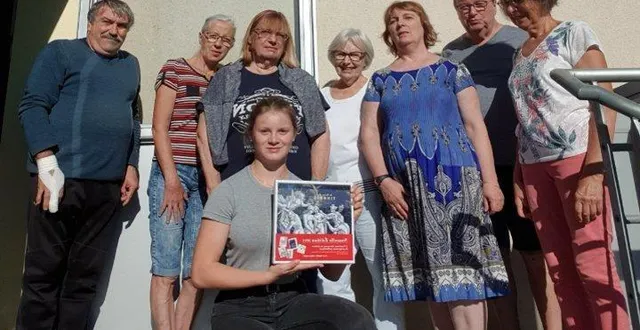 photo  clémence verlhac, la plus jeune adhérente de l’amicale philatélique, a reçu « le livre des timbres » offert par philaposte.  &copy;  le maine libre 