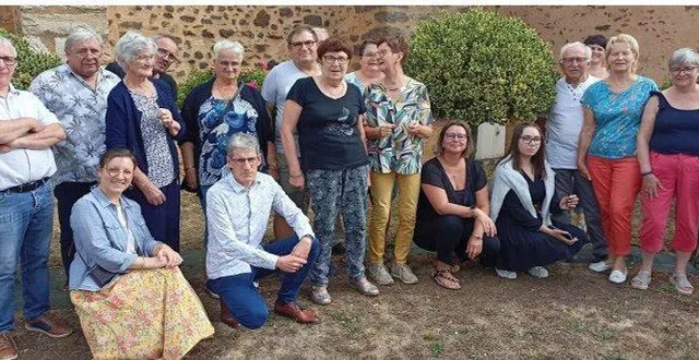 photo  les participants au concours fleurissement 2022 avec les élus et les conseillers départementaux après la remise des prix du concours.  &copy;  le maine libre 