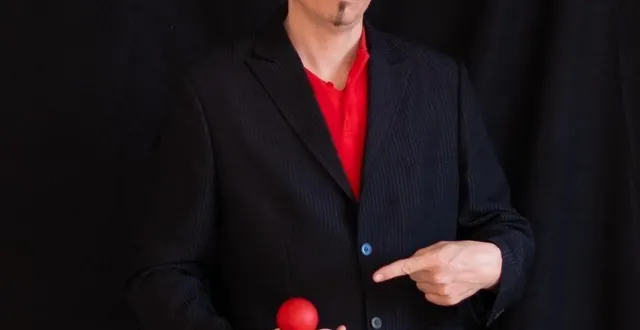 photo  la saison de mimulus ouvre avec gustave, jongleur à deux balles, le samedi 15 octobre 2022.  &copy;  la rue till 