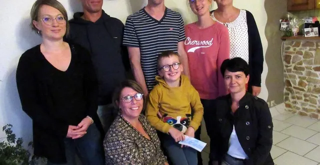 photo  à partir de la gauche au premier rang : cécilia legros, maman de raphaël et présidente de l’association, raphaël et géraldine bremenson, présidente des foulées gouletaises. au 2e rang : charline gavelle, alexandre legros, guillaume hamard, papa de raphaël, amélie bruneau et laurence bruneau, trésorière des foulées.  &copy;  ouest-france 