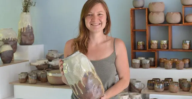 photo  lou françois-eugène au milieu de ses œuvres.  &copy;  le maine libre 