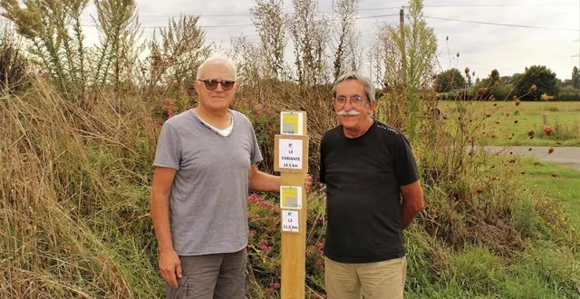 photo  le balisage des sentiers de randonnée de laigné-en-belin a été réalisé par une dizaine d’habitants, élus et bénévoles. à gauche : jean-paul fouqueray et jean-pierre letessier, bénévoles dans la commission, à la mairie.  &copy;  ouest-france 