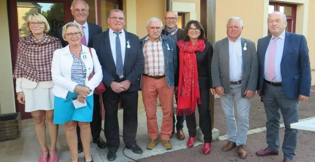 photo  éliane corbin, philippe reisch, yves lecourbe et michel chaumier avec leur médaille, entourés des élus.  &copy;  ouest-france 