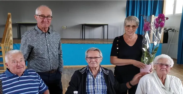 photo  de gauche à droite, au 1er rang : louis leblanc, le doyen ; jacky halleau, le maire ; la doyenne, yvette boulet. au 2e rang : les adjoints gilbert guérin et annie desoeuvre.  &copy;  photo mairie ménil-hubert-sur-orne 