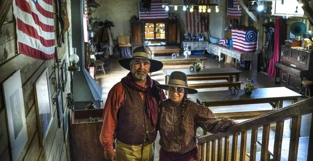 photo  garrett et kate, ici dans le saloon, où la salle de restaurant peut accueillir 50 convives.  &copy;  archives le maine libre – denis lambert 