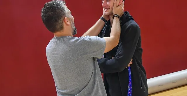 photo  terry tarpey s’est laissé gagner par l’émotion ce mardi soir pour son retour à antarès et ses retrouvailles avec le coach delord.  &copy;  le maine libre – yvon loue 