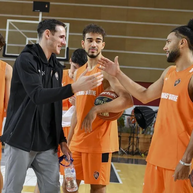 photo terry tarpey a salué chacun de ses coéquipiers avant le début de l’entraînement ce mardi 20 septembre 2022.  ©  le maine libre - yvon loue