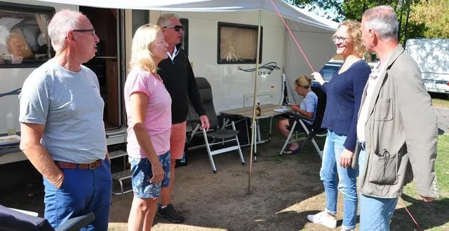 photo  nicolas chauvin et marion david (à droite), ici en discussion avec des touristes britanniques.  &copy;  le maine libre 