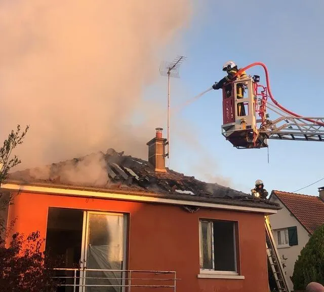 photo un feu de comble a détruit la toiture d’une maison en rénovation à argentan.  ©  ouest-france