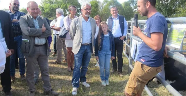 photo  jocelyn (à dr), agriculteur associé dans un gaec à thoiré-sur-dinan, a présenté son activité aux élus.  &copy;  le maine libre 