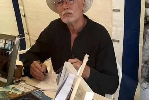 photo  patrick agostini lors d’une dédicace. « j’ai commencé par écrire de la poésie et des chansons. ensuite, des pièces de théâtre, plus longues, pour un petit cercle de spectateurs. ensuite, je suis passé à un plus grand format, recueils, romans… un challenge, me demandant si j’étais capable de faire ça. je ne me le demande plus, j’écris. »  &copy;  photo de presse p. agostini 