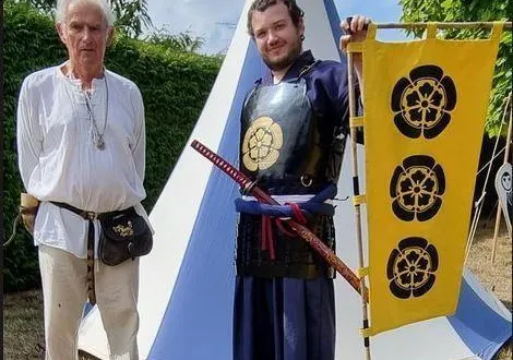 photo  benoît décosse (à droite) en compagnie d'alain breton, vient d'intégrer le groupe de combattants armés de la mesnie des sept châteaux.  &copy;  ouest-france 