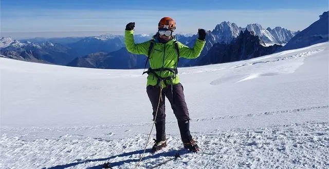 photo  peu après le lever du soleil, le 18 septembre, marine est arrivée sur le toit de l’europe.  &copy;  marine girard 