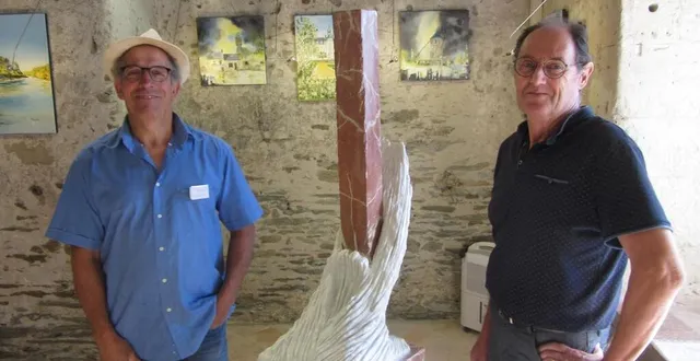 photo  le sculpteur jean-marie benoist et le peintre claude proult, dans la salle d’exposition de l’abbaye.  &copy;  ouest-france 