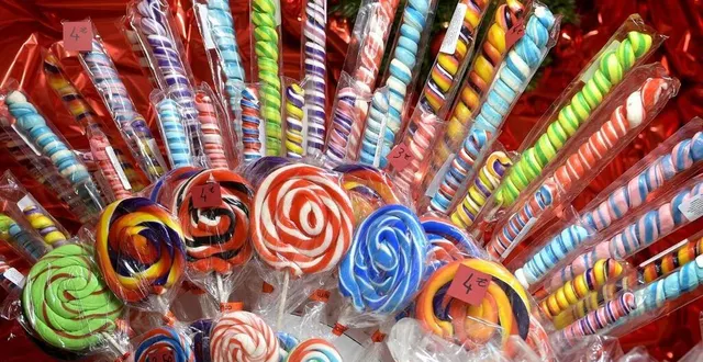 photo  des sucettes sur un marché de noël. photo d’illustration.  &copy;  marc ollivier / archives ouest-france 
