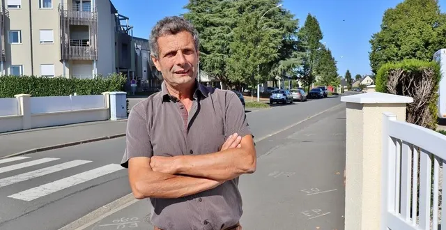 photo  le maire de noyen-sur-sarthe, jean-louis morice, ce mercredi, dans la rue où s’est déroulée l’attaque de chiens, le 20 août 2022.  &copy;  ouest-france 