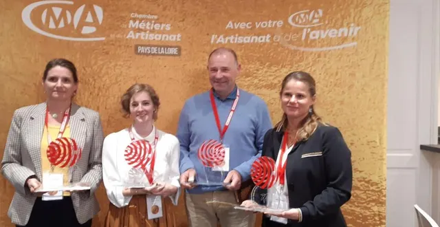 photo  les quatre lauréats des trophées mains d’or, de gauche à droite : clélia chotard, bijoux ; léa charon, couture/broderie ; yvan de la villesbrune, sellerie/maroquinerie cuir et auréline auduc, verrerie/fusing.  &copy;  cma 