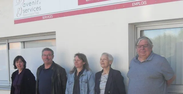 photo  lors de la remise des clefs par jean-luc suhard, maire, au président patrick baszynski et ses employés.  &copy;  le maine libre 