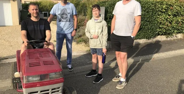 photo  de gauche à droite, david lavorel (1er), laurent touzé (2e), olivier blin (4e) et steeve cornuel (absent sur la photo) participeront à la descente de caisses à savon, samedi 24 septembre 2022, à crosmières (sarthe). leur bolide reste à décorer avant l’événement.  &copy;  ouest-france 