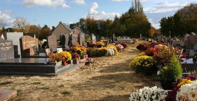 photo  les allées du cimetière vont subir un vrai changement en étant végétalisées.  &copy;  le maine libre 