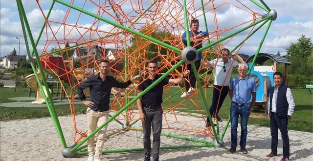 photo  la municipalité a réceptionné la sphère de cordes qui complète l’aire de jeux pour enfants, située à l’entrée de la commune.  &copy;  le maine libre 