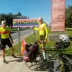 photo  jean ménard et pascal laroche posant fièrement devant le panneau de saint-jacques-de-compostelle (santiago de compostela en espagnol), lors de leur vingtième et dernière étape. 