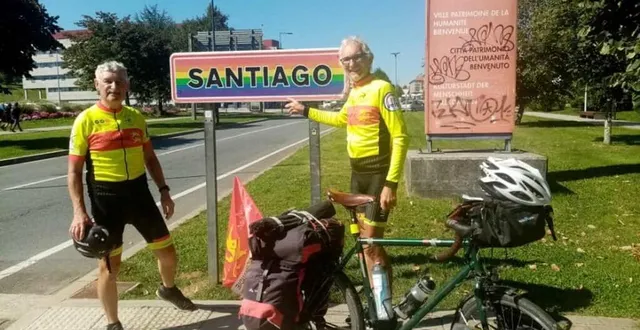 photo  jean ménard et pascal laroche posant fièrement devant le panneau de saint-jacques-de-compostelle (santiago de compostela en espagnol), lors de leur vingtième et dernière étape.  &copy;  dr 