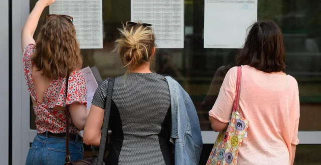 photo  photo d’illustration montrant des lycéennes qui consultent les résultats du baccalauréat bac 2017, au lycée guist’hau de nantes  &copy;  archives ouest france 