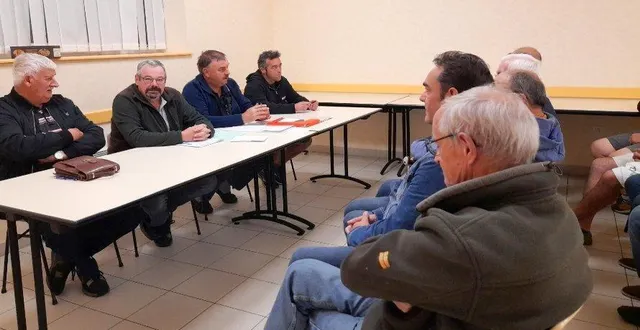 photo  l’amicale des chasseurs de lonlay et le grais a tenu son assemblée avec seize participants à la salle de rencontre. le président, claude martin, second à partir de la gauche, a présenté les activités et comptes de l’année ainsi que les mesures réglementaires et les dates d’ouverture et fermeture (25 septembre et 28 février).  &copy;  ouest-france 