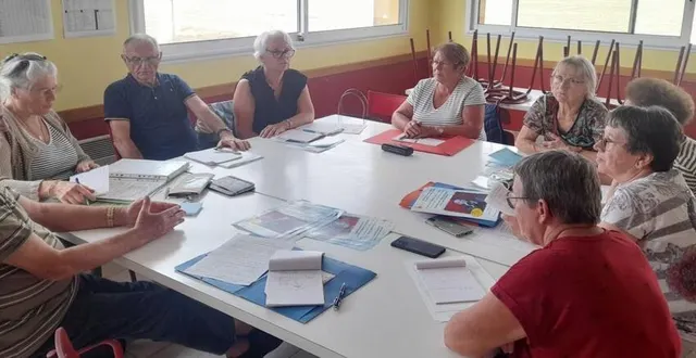 photo  une nouveauté pour les membres du bureau de générations mouvement : ils préparent le spectacle de chansons du samedi 1er octobre.  &copy;  ouest-france 