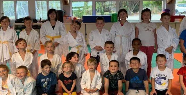 photo  les jeunes judokas andré boutin, leur professeur ceinture noire 7e dan.  &copy;  gaëlle assier 