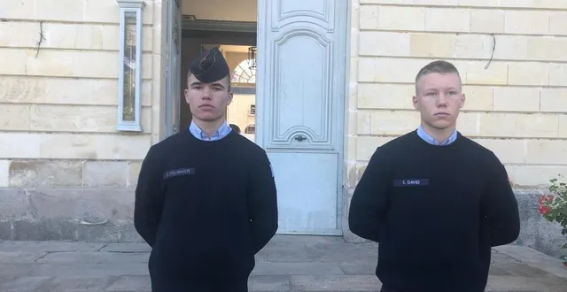 photo  de gauche à droite, côme fournier et étienne david sont élèves au prytanée à la flèche (sarthe). ce dernier vivra sa première veillée et présentation au drapeau vendredi 23 et samedi 24 septembre 2022.  &copy;  ouest-france 