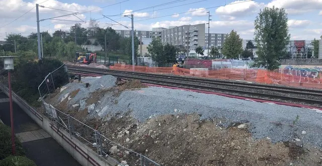 photo  des travaux d’ouvrages d’art ont actuellement lieu sur le futur site de la halte ferroviaire le mans hôpital-université. pour réaliser les deux quais de part et d’autre de la voie ferrée, des murs de soutènement doivent être créés.  &copy;  le maine libre 