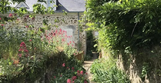 photo  les charmes de la mayenne, comme ici la rue du puits-morin, à saint-denis-d’anjou, séduisent de plus en plus les touristes de france.  &copy;  archives ouest-france 