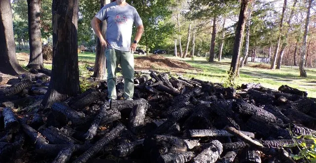 photo  françois édet et son bois de chauffage qui a brûlé : « pour nous aider, des personnes ont proposé de nous le racheter. mais j’en aurais besoin pour chauffer cet hiver ».  &copy;  le maine libre 