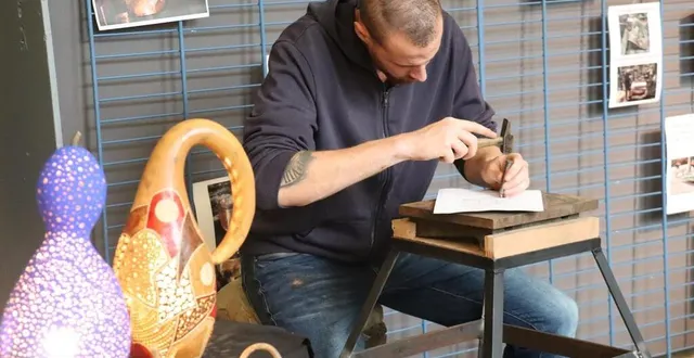 photo  michaël gaudin est dinandier, il travaille le cuivre et crée des pièces uniques.  &copy;  ouest-france 