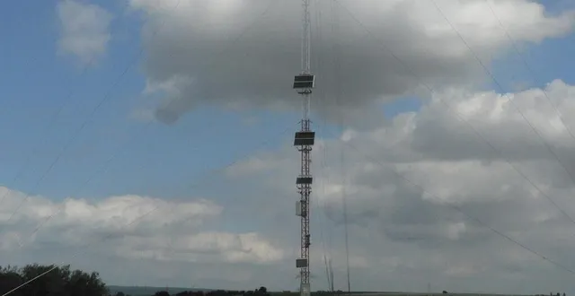 photo  un mât de mesure de 80 m a été installé par la société volkswind pour un projet éolien au lieu-dit le boulay, dans la commune des mées (sarthe).  &copy;  ouest-france 