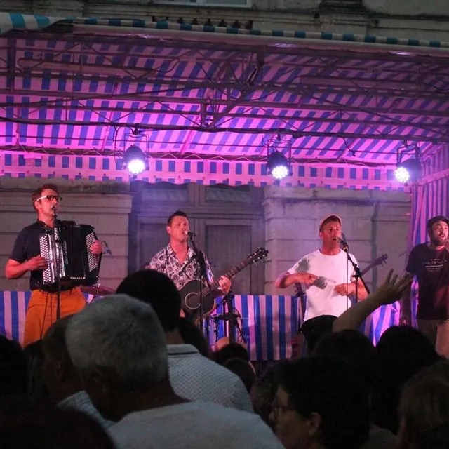 photo le groupe sans prétention, ici lors de la fête de la musique à sablé-sur-sarthe, en juin 2022.  ©  archives ouest-france