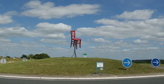 photo  la chaise rouge, située au rond-point de rennes, est associée à l’herberie et à la compagnie cosnet. 