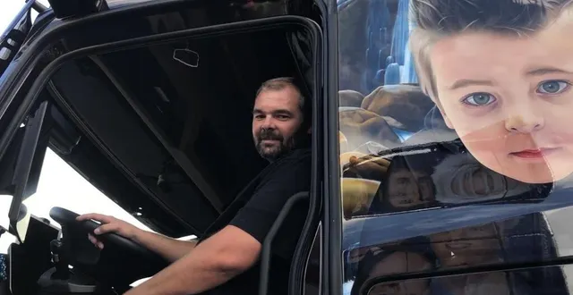 photo  jean-charles magnin, transporteur dans le jura a fait reproduire sur les flancs de son camion, la photo de ses deux fils.  &copy;  ouest-france 